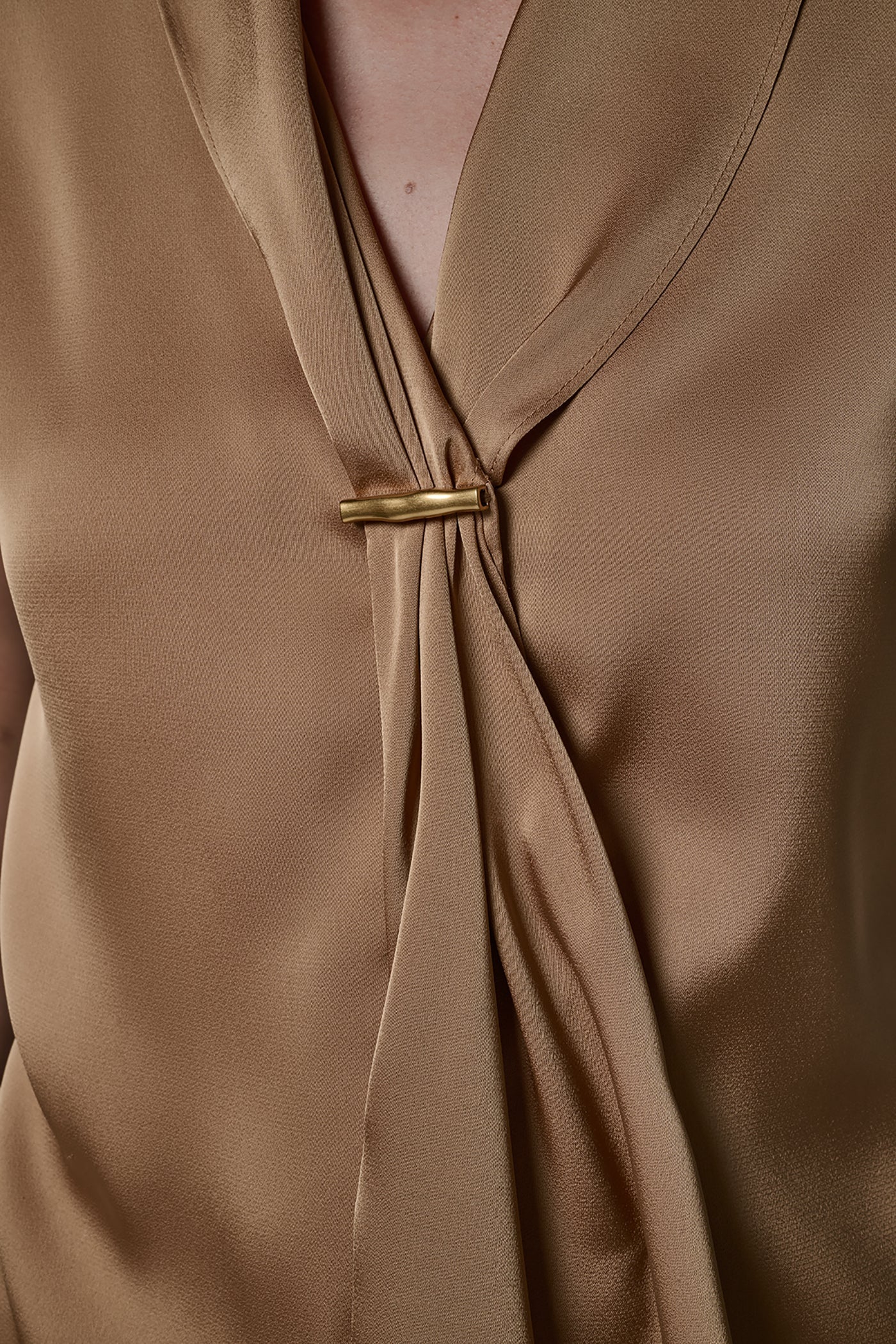 SLEEVELESS TIE BLOUSE