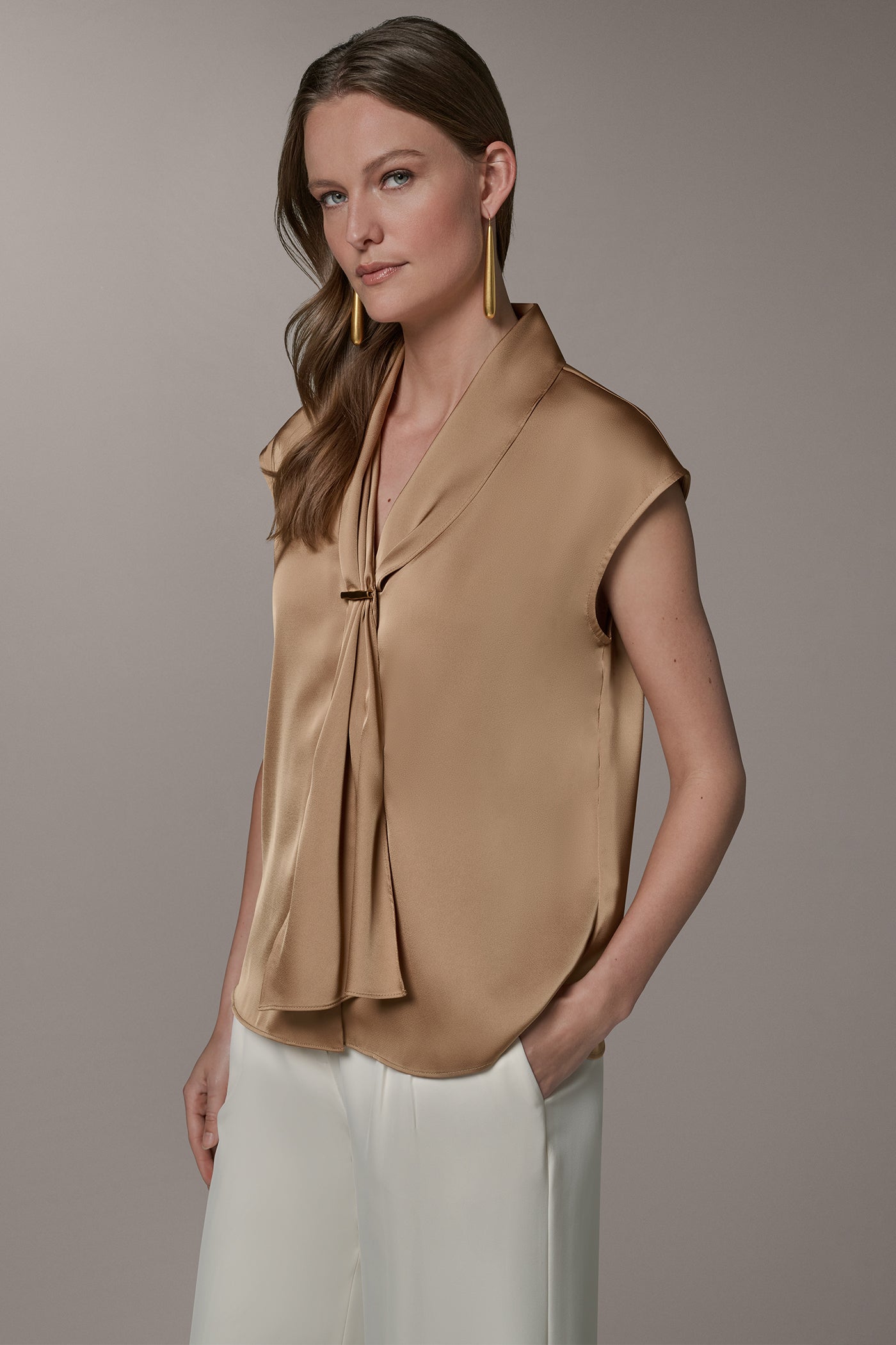 SLEEVELESS TIE BLOUSE