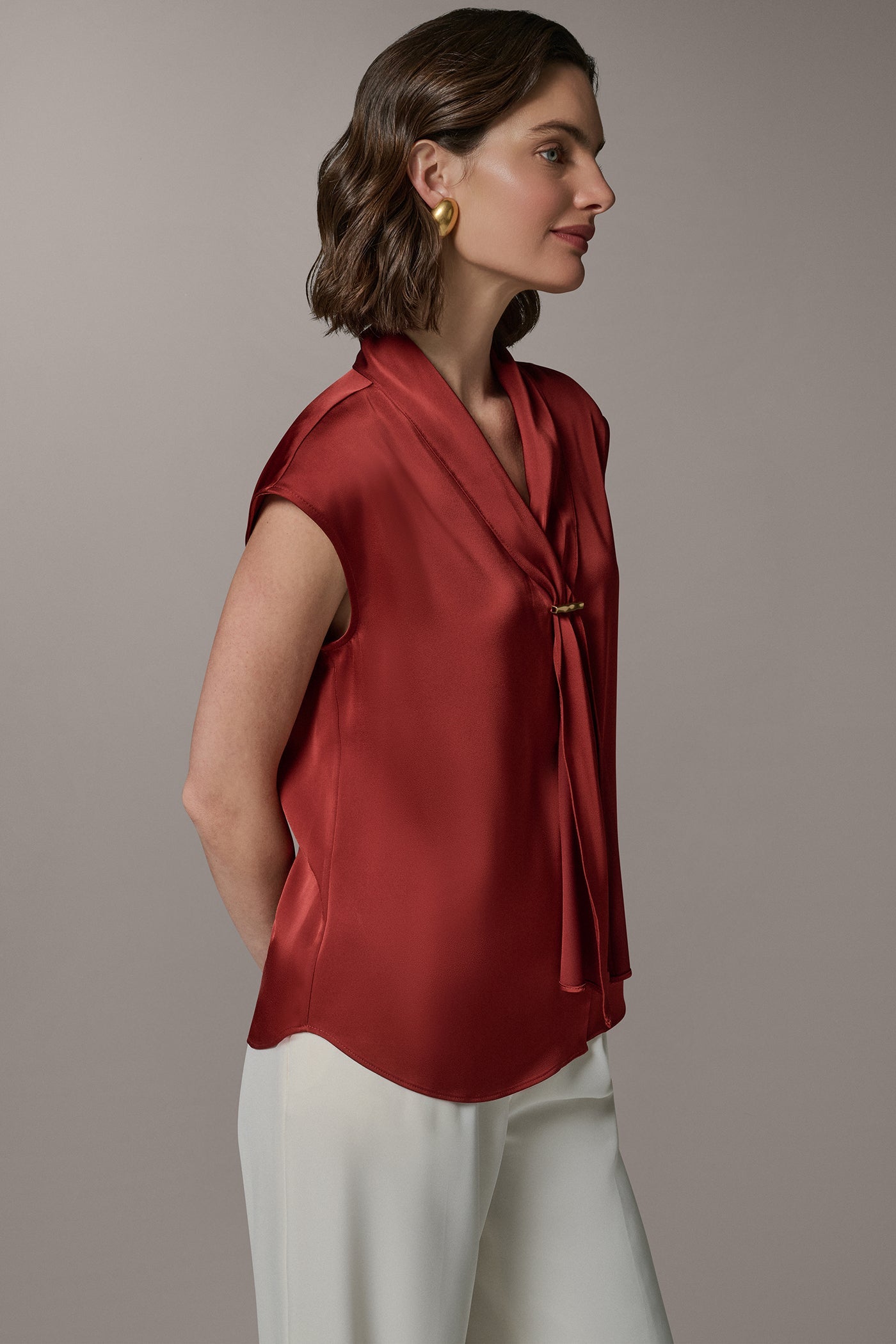 SLEEVELESS TIE BLOUSE